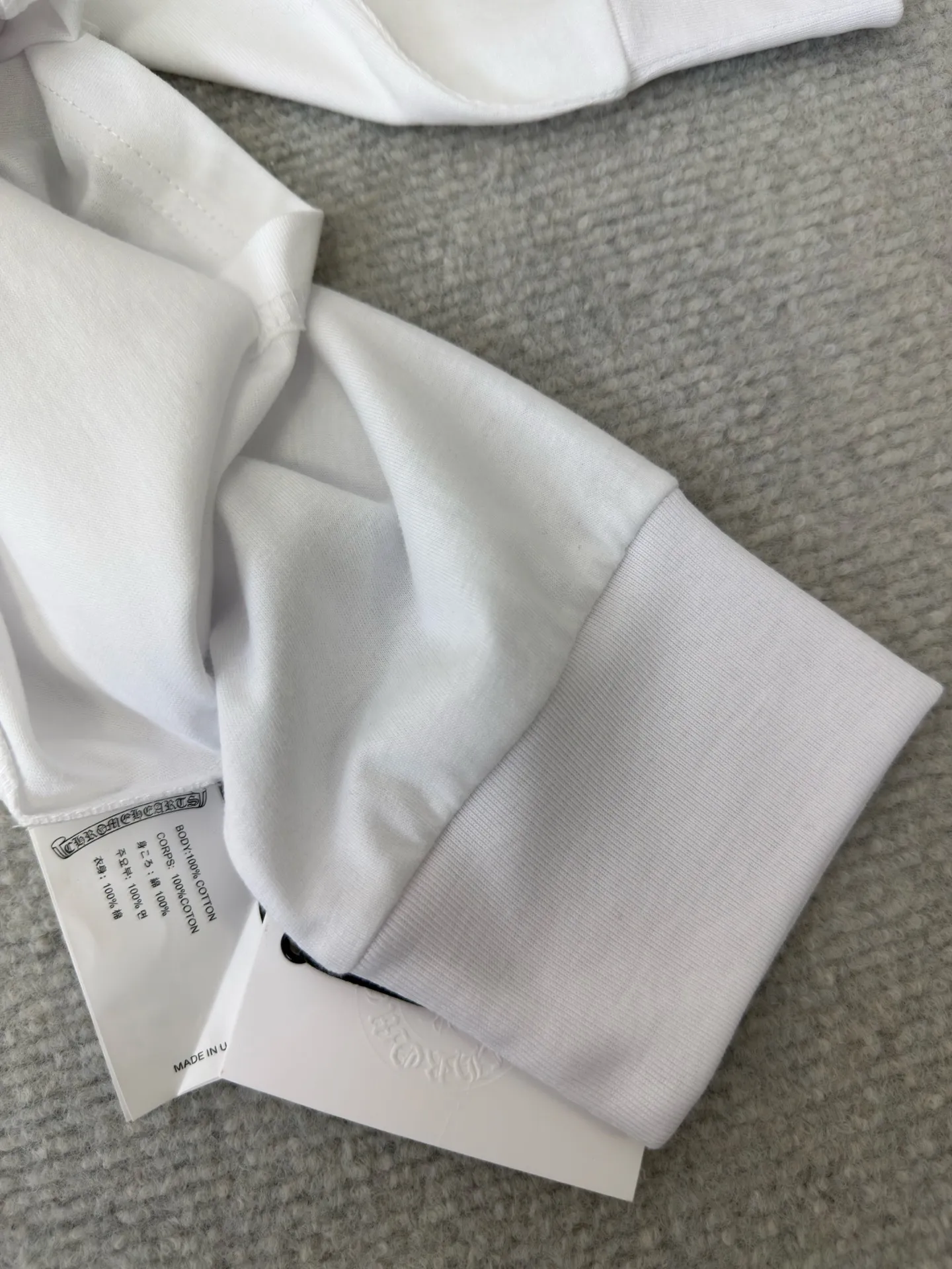 P290 Chrome Hear Sanskrit collar long sleeves. The fabric is made of 26 weave 200 grams cotton. The printing is ink printing. Customized accessories. Size S M L